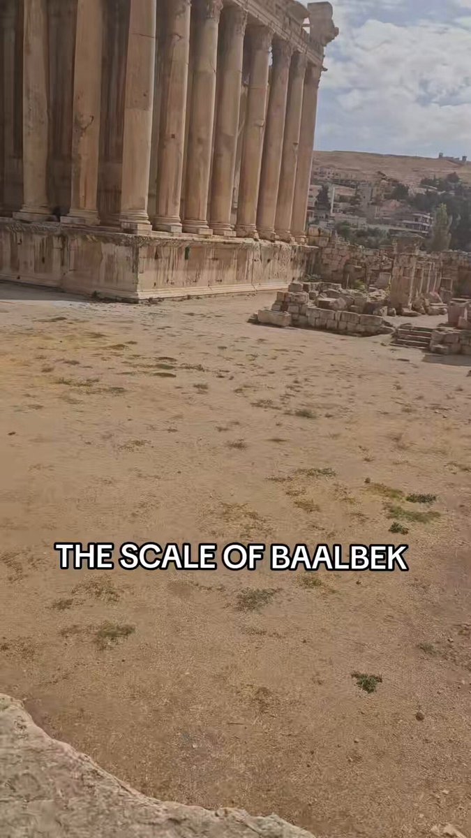 Lübnan Baalbek insanlar karınca gibi duruyor. Mimarları dev çünkü bu yapıların.