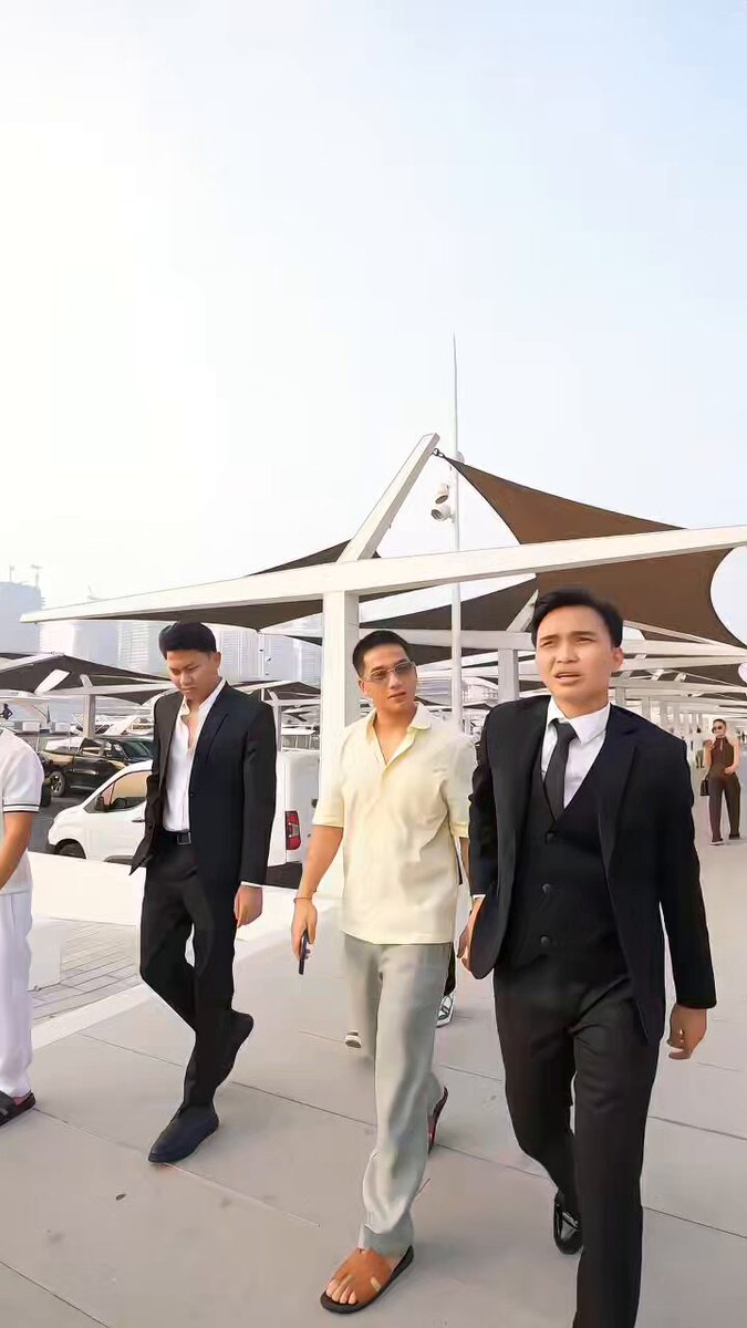 Mana ada bocah2 Forex itu kaya beneran, dari wajah dan aura aja gak mendukung kok wkwkwk. Lihat ae ke luar negeri harus rombongan kek gini pake jas segala hahaha. Bandingin sama orang kaya beneran mereka ke LN mah diem2 aja karena itu privasi.