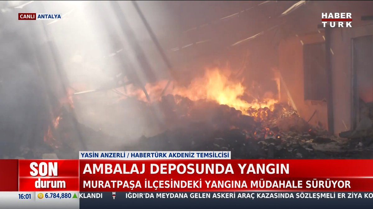 #SONDURUM - Ambalaj deposunda yangın Muratpaşa ilçesindeki yangına müdahale sürüyor. Yangın ev ve ağaçlık alana sıçradı.