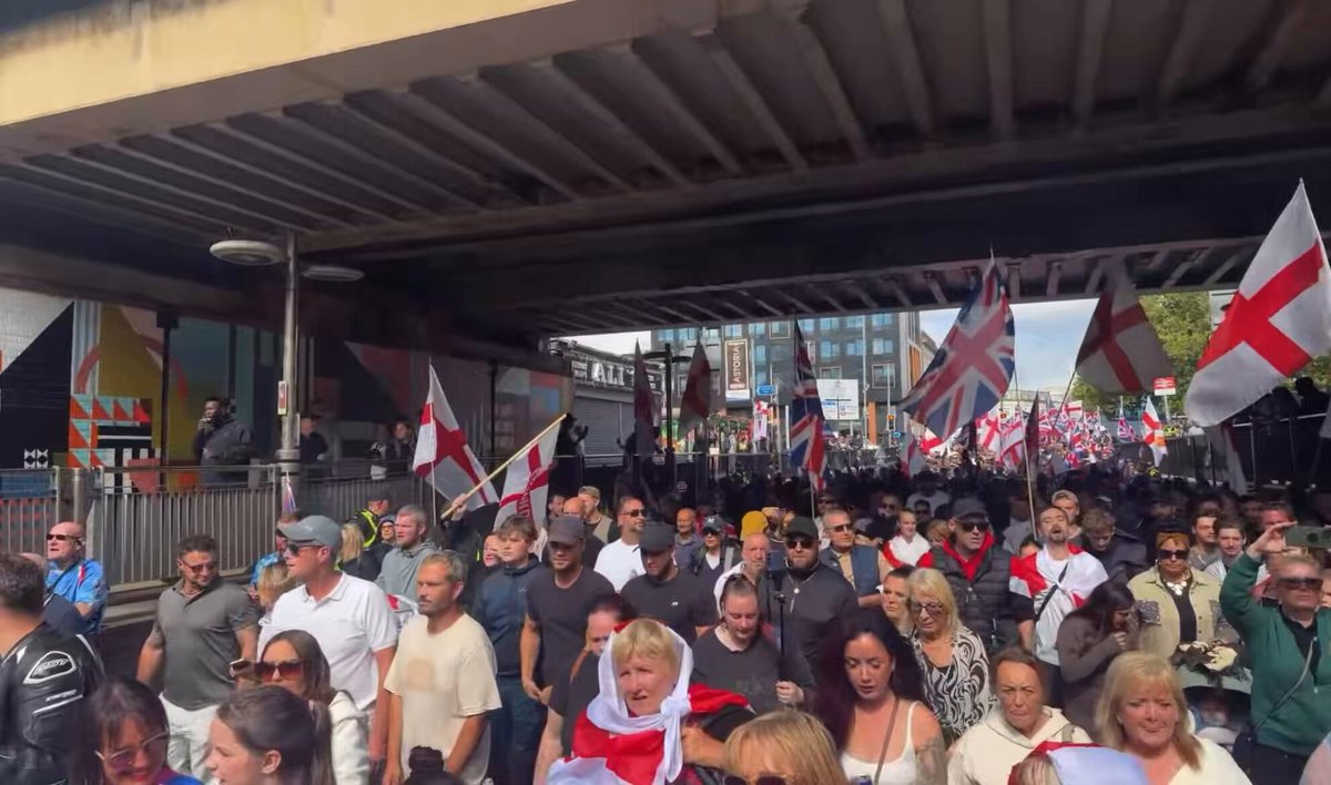 🇬🇧 There are THOUSANDS of locals in Portsmouth today demanding an end to the illegal migrant channel crossings. You won't see this in the legacy media.