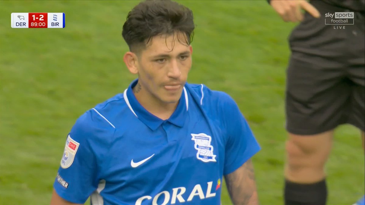 How has he missed? 😳 Luis Vázquez somehow puts the ball over the bar from close range!