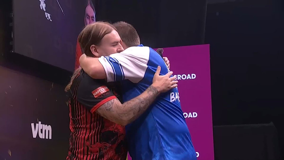 SIX ON THE SPIN FOR SENSATIONAL SEARLE! What a performance! 🔥 Ryan Searle ends home hopes at the Flanders Darts Trophy, winning six straight legs to dispatch Andy Baetens - aided by a hat-trick of ton-plus finishes! 📺 #ET13
