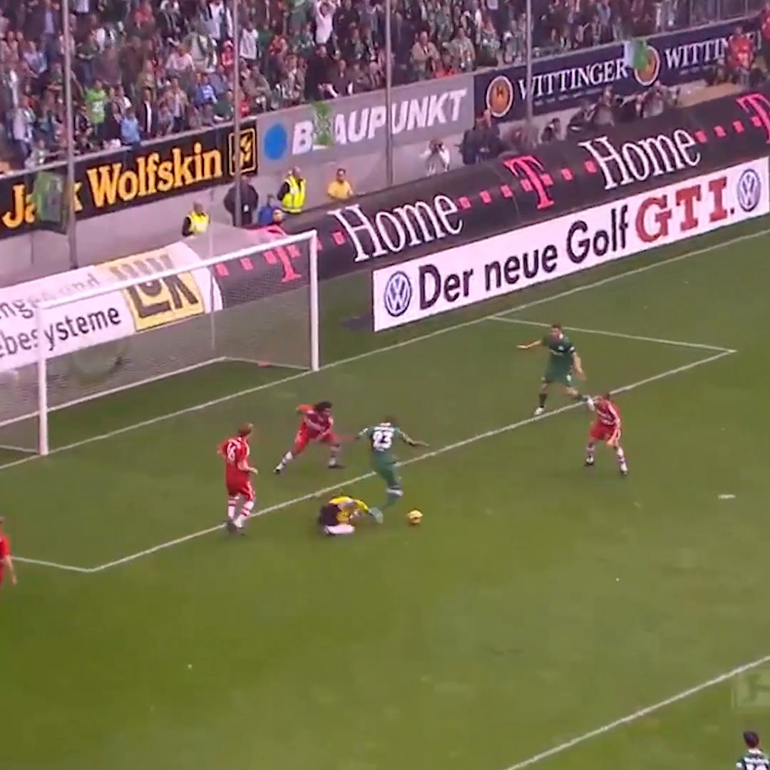 🇧🇷🤯 O GOLAÇO de Grafite contra o Bayern de Munique! Em 2009, o brasileiro driblou a defesa do Bayern, deixou o goleiro para trás e, quase sem ângulo, finalizou de calcanhar para marcar o quinto gol do Wolfsburg na histórica goleada por 5 a 1.