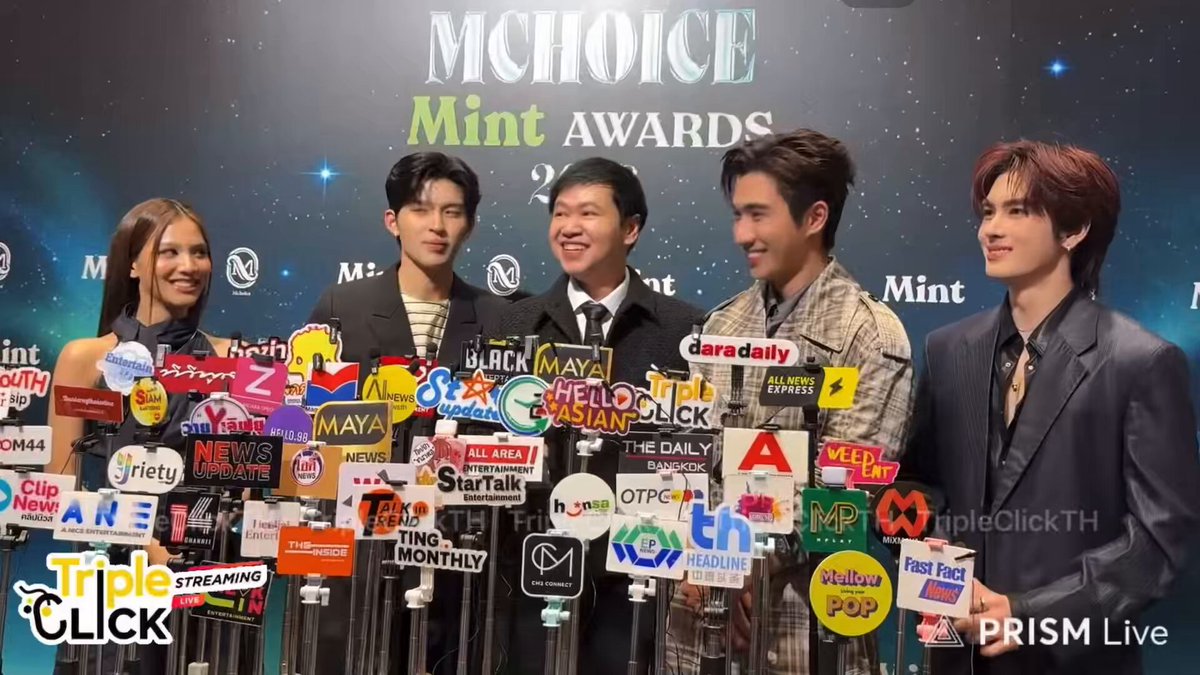 💬 หน้าตาปฏิเสธ 🖤 อ่อ บทธงเขียวอะไรแบบนั้นหรอครับ จริง ๆ เล่นได้หมดเลย ลองมาหมดแล้ว แต่คนเขาชื่นชอบ ชอบให้หัวร้อน เขาบอกมันกร้าวใจ 💬 ปกติน้องชอบทำให้หัวร้อนไหม 🖤 น้องทำให้ เอ่อ น่ารักครับ พูดไรเนี่ย อยู่ดี ๆ ชมน้องน่ารัก งงเลยเรา PERTHSANTA AT MCHOICE #MchoiceMintAwards2026