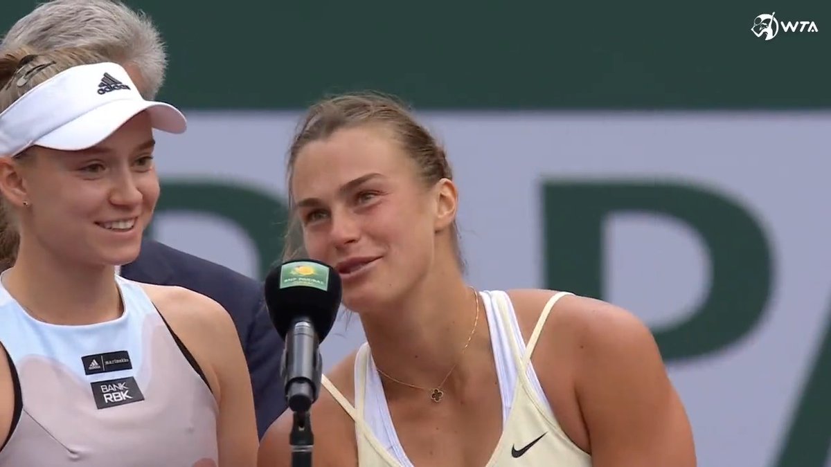 😂😭 JAJAJA, ESTA PREMIACIÓN ENTRE RYBAKINA Y SABALENKA. — Rybakina: "Es la primera vez que ganó. Ojalá juguemos muchas más finales". — Sabalenka: "Me aseguraré de que sea la última". — Rybakina: "¡No, no, no! Siempre es un placer jugar contra ti".