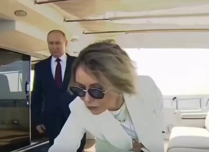 🚨 Putin gesturing a female host not to speak while the national anthem is being played..