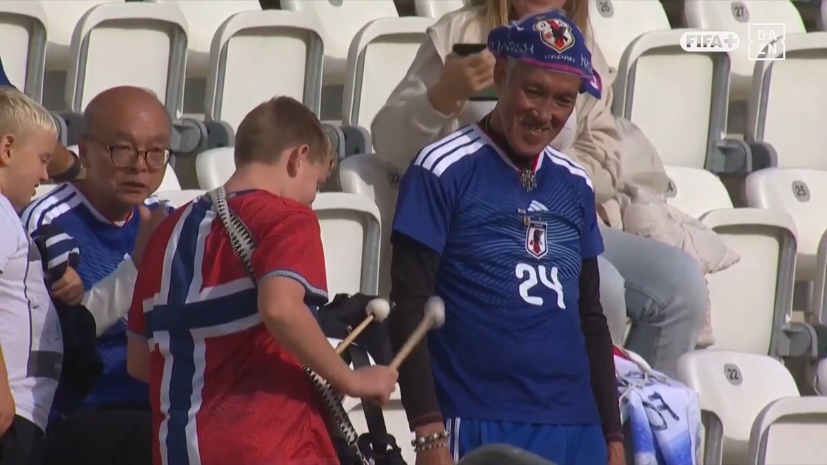 🇳🇴心温まるニッポンコール🍀 HT中に日本サポーターのもとへ2人の少年が👀 サッカーが繋ぐ世代を越えた国際交流🫶 🏆FIFA U-20女子ワールドカップ グループD第3節 🆚イタリア×日本 📱#DAZN 無料ライブ配信中