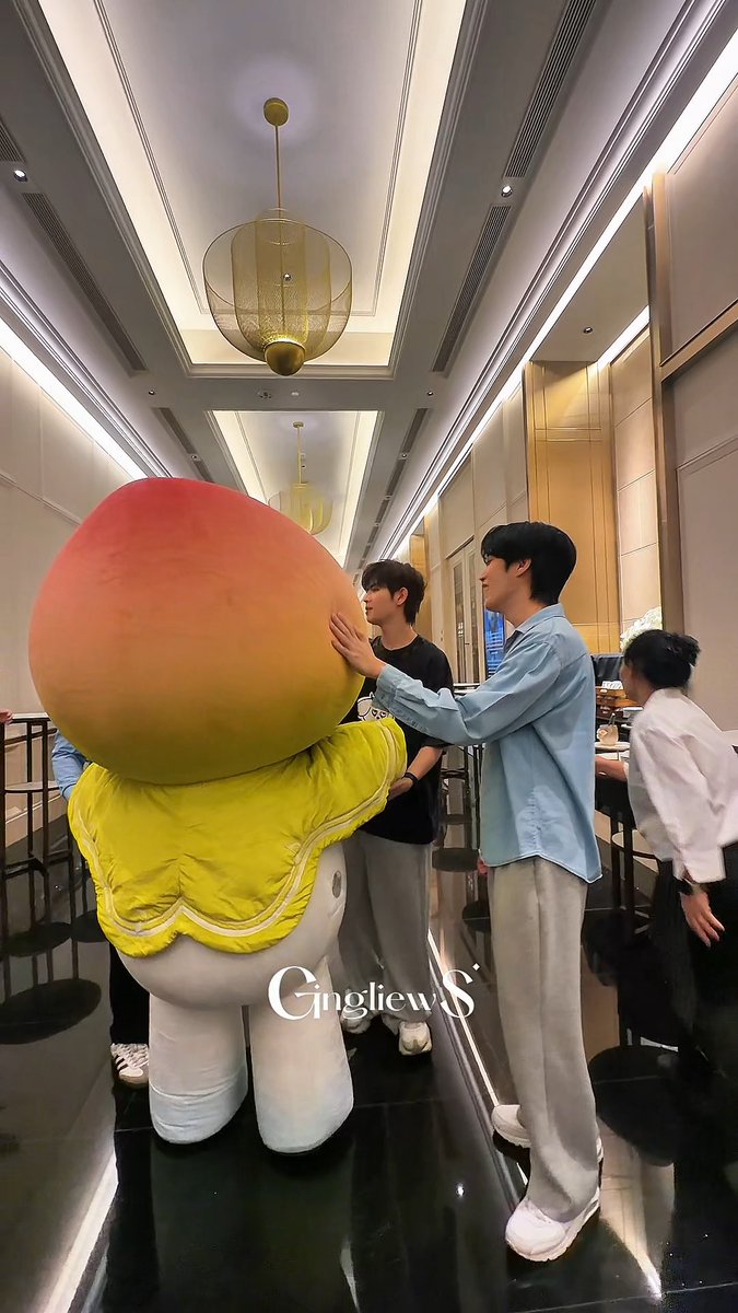 💚 : ทุเรียนปั่น ๆ ☔️ : เรนนี่ไม่คุยกับปะป๊าแล้ส 💚 : โอ้ยยย (เข้าไปกอด) ☔️ : เรนนี่มีแต่มะม่วงกวนต่างหาก #RainyTF #REMYxTFORainy