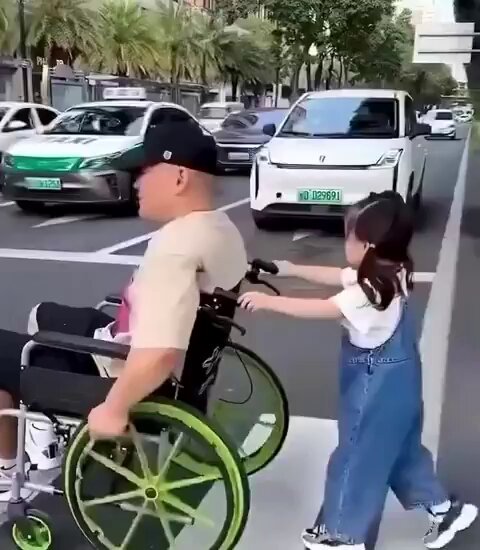 Little girl bows to thank every driver who patiently waited for her and her dad to cross the street. Such a sweet and thoughtful gesture. ❤️