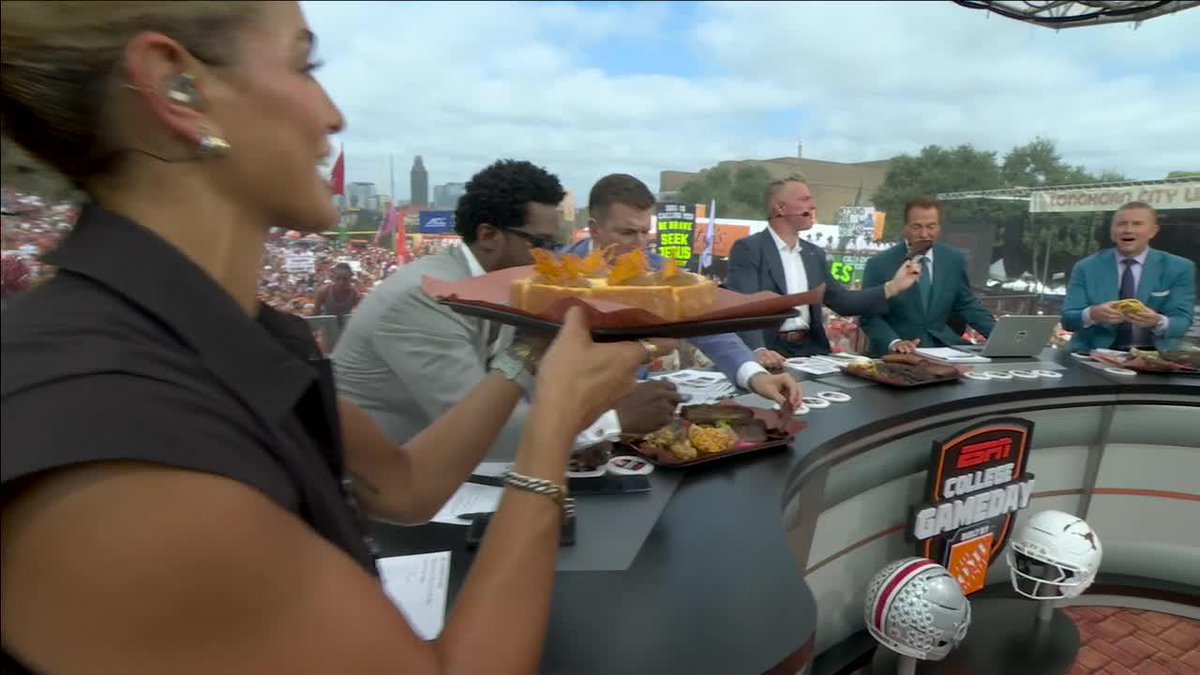 The way Kirk Herbstreit's eyes lit up when jess sims held up the cheddar cheesecake 👀