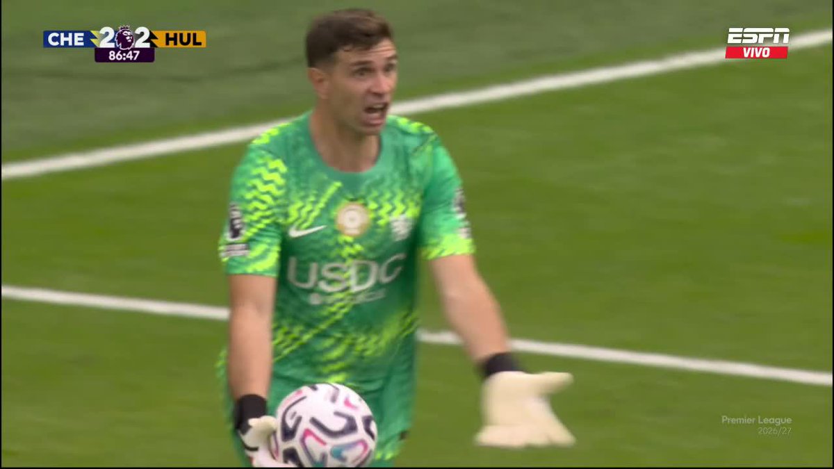 ¡HAY ARQUERO! Dibu Martínez se lució con una gran atajada y evitó que Hull City marque el 3-2 sobre Chelsea. 📺 Mirá la Premier League por #DisneyPlus Plan Premium