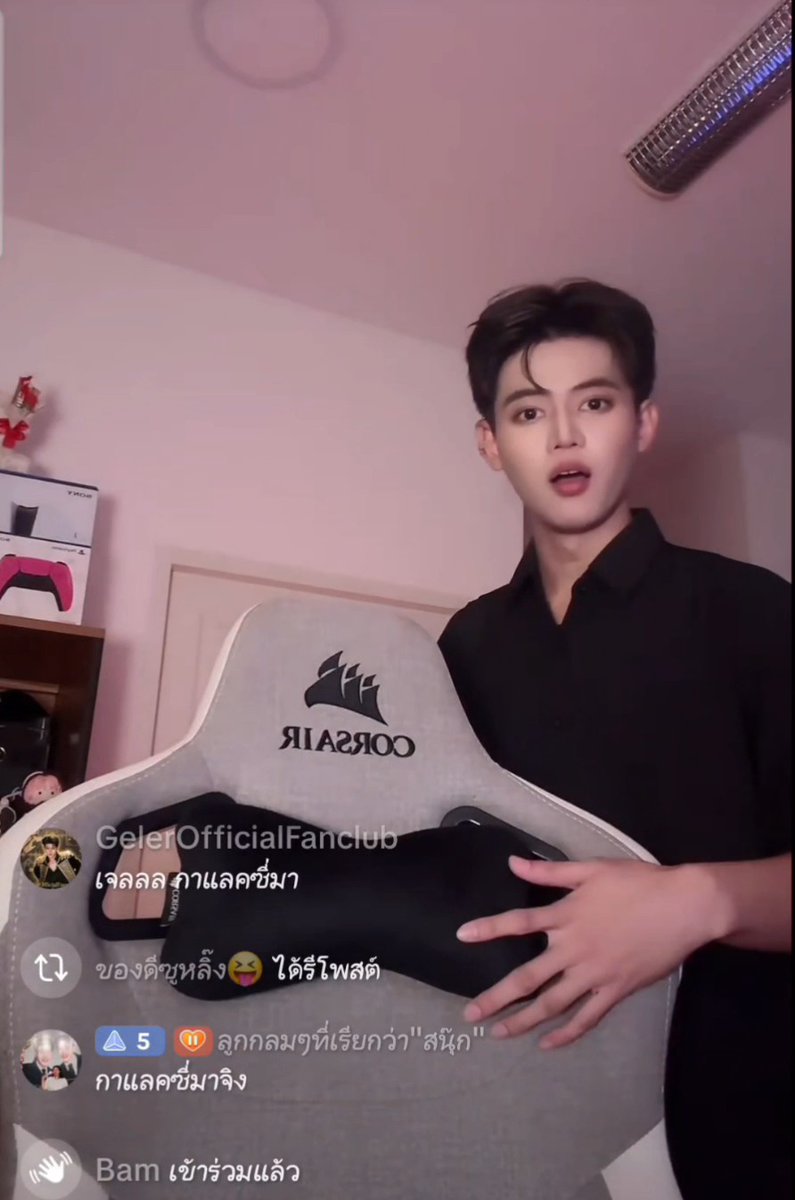 เมื่อออฟโรดมาส่งของขวัญให้พี่เจล 🤣 พี่เจลชอบมาก ออฟโรดก็ชอบมาก เป็นเพลงน้องดอกไม้ไม่พอ ข่ยโดนฉาบให้ด้วย น่ารักวะ 😍 #ฉันไม่รู้จักชื่อดอกไม้แต่จะหามามห้เธอ #DONCAAB #Geler_k #เจลเลอร์ #ออฟโรด #offroadKTP #OFFROAD