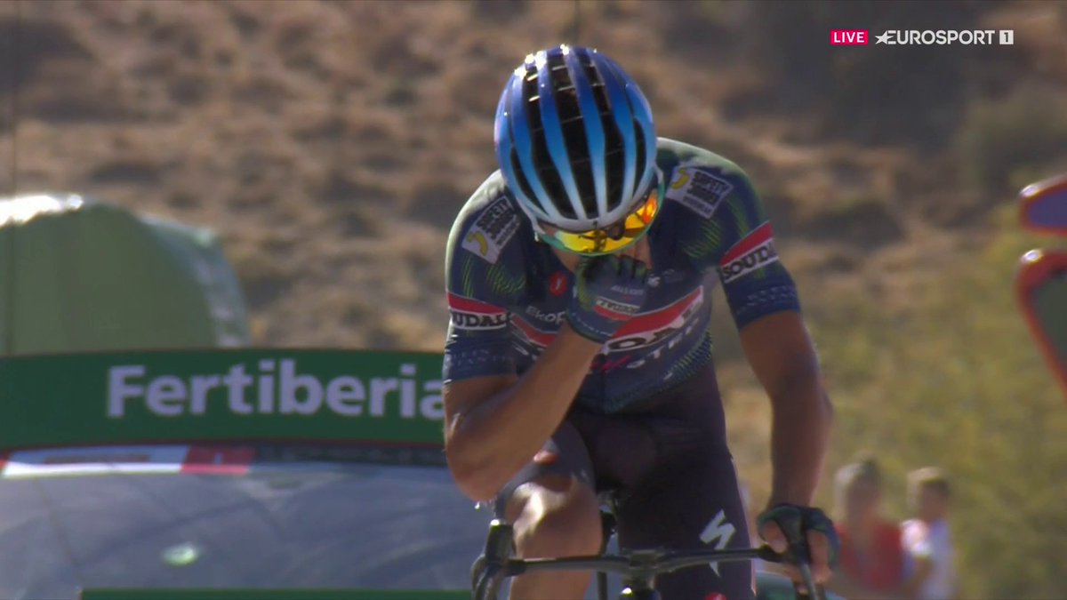 La cara de ensueño y sacrificio. La cara que cuenta toda una historia. 🥹 Las lágrimas de Mikel Landa al alzar los brazos 2.725 días después. #LaVuelta26 #LaCasadelCiclismo