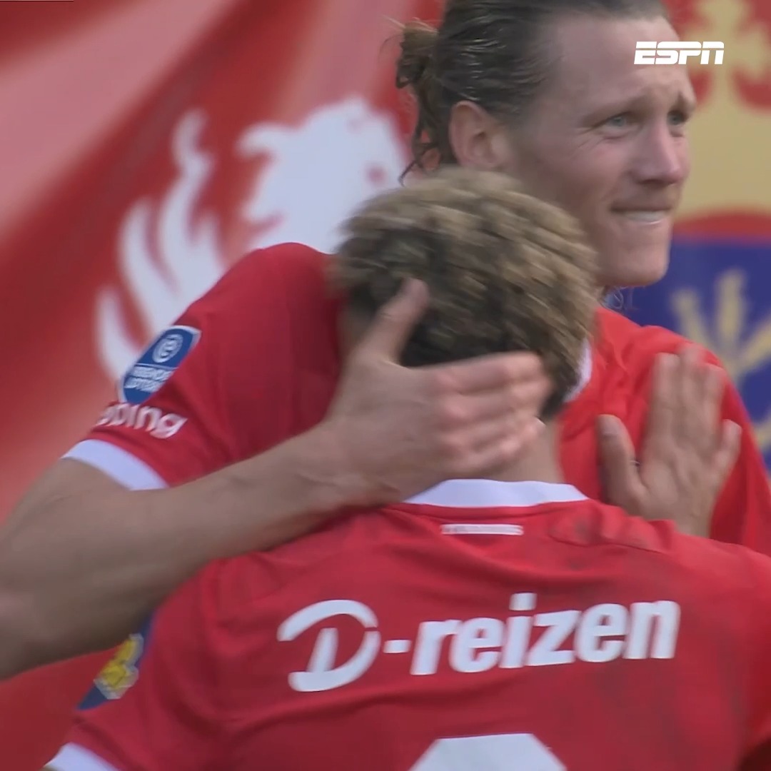 Wout Weghorst, Twente formasıyla iç sahadaki ilk golünü attıktan sonra duygusal anlar yaşadı.