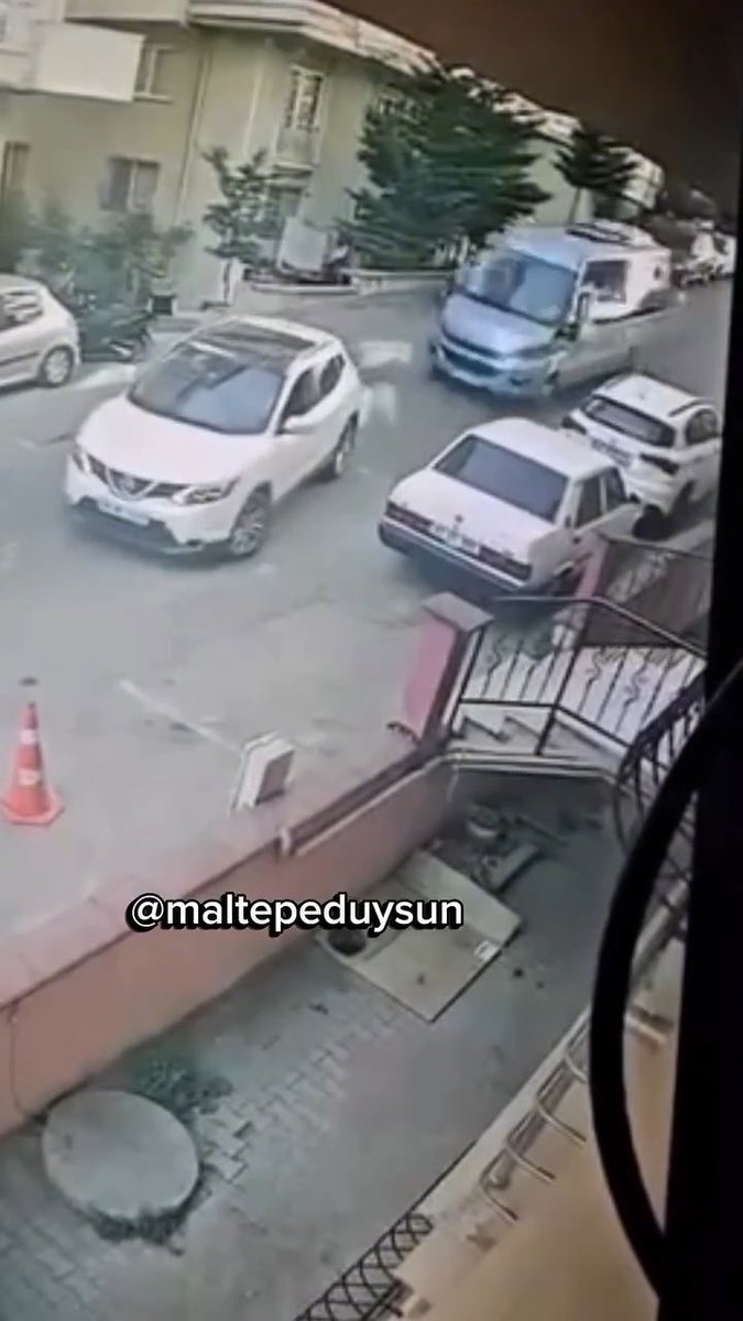 Sabah işe gitmek için garajdan çıkan bir araç sürücüsü, dibine kadar gelen minibüsçüyle tartıştı. İki taraf da haklı olduğunu düşünüyor. (Maltepe Duysun)
