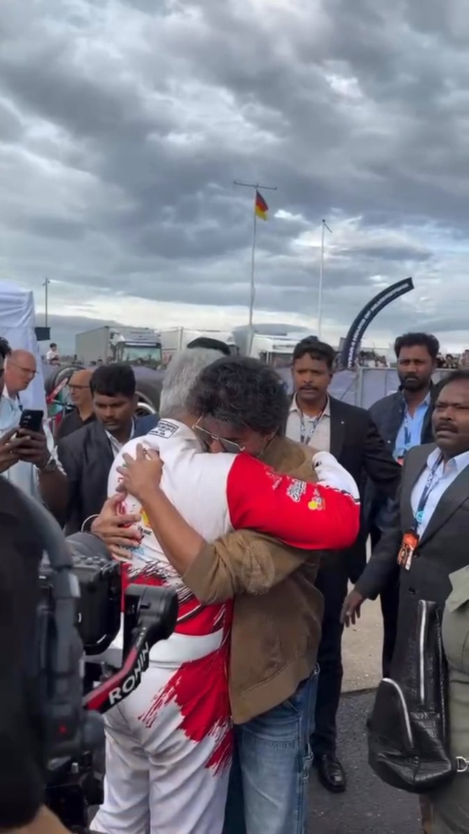 Another clear video of #Vijay sir running to hug #Ajith Anna ♥️✅
