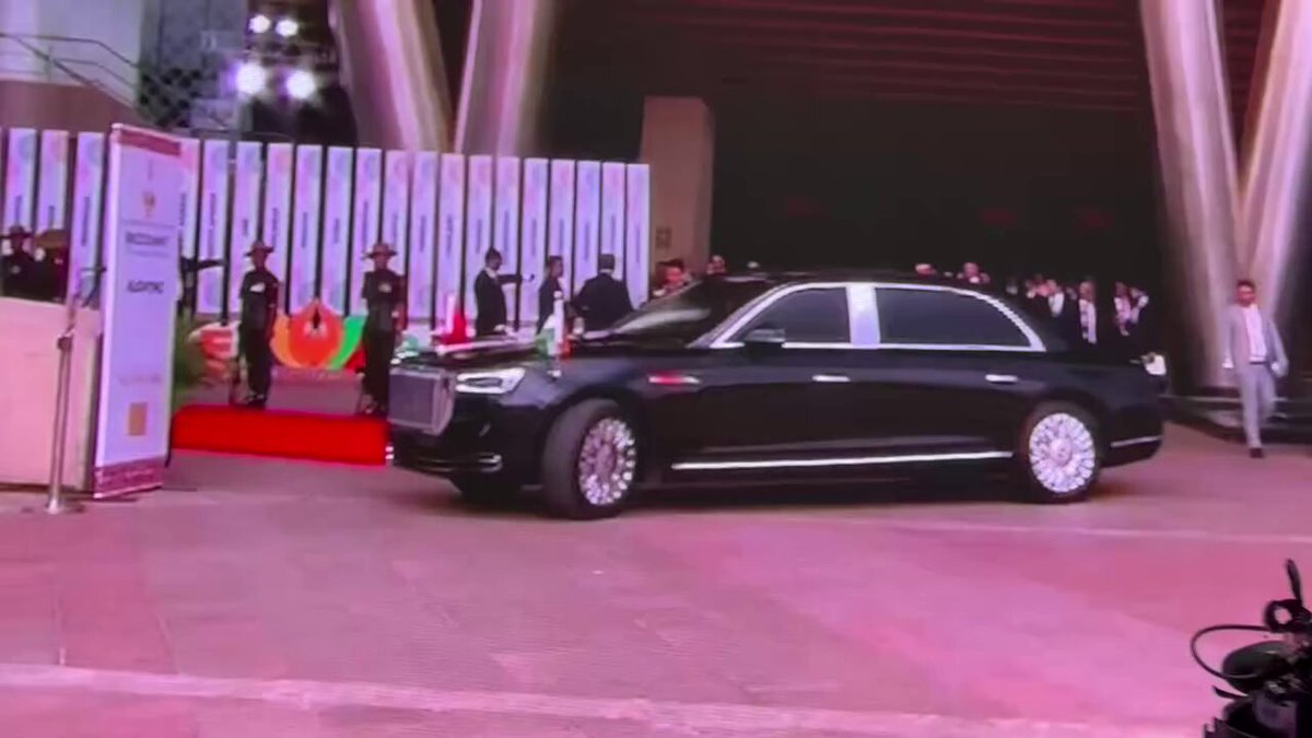 习近平访问印度又翻车了。红旗车停稳后被晾在那里好一会儿，车头那边印方工作人员直接和中共人员吵了起来，迎接现场一片混乱无序。习近平下车后面色通红、一脸阴沉，明显在生闷气。这种被冷遇、被怠慢的场面，对这位党魁来说早就成了常态——可见他在国际上有多不受欢迎。