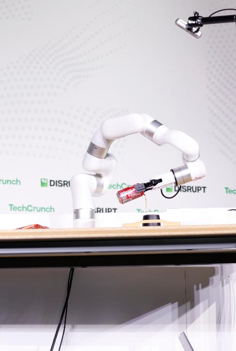 In robotics, 99.6% reliability still leaves room for failure and on a factory floor, even one failure can bring an entire production line to a stop. Watch the full episode of Build Mode with Mbodi AI co-founder Xavier Chi (Xavier (Tianhao) Chi) :