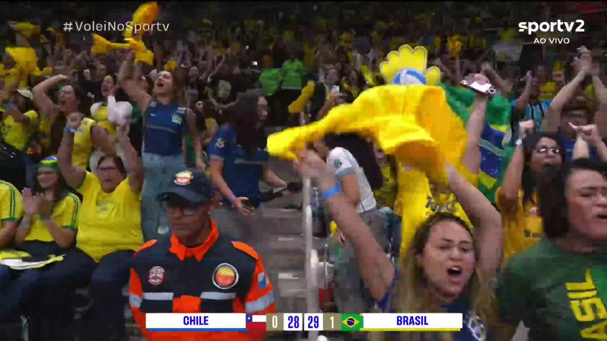 QUE VIRADA! Com Júlia Bergmann brilhando, o Brasil virou o segundo set em cima do Chile por 30 a 28! É jogaço, amigo! #PréOlímpicodeVôlei #vôlei #seleçãofemininadevôlei