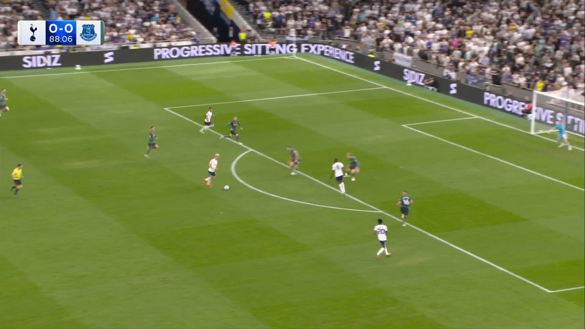 Jordan Pickford gets down well to deny Lucas Bergvall! 🧤