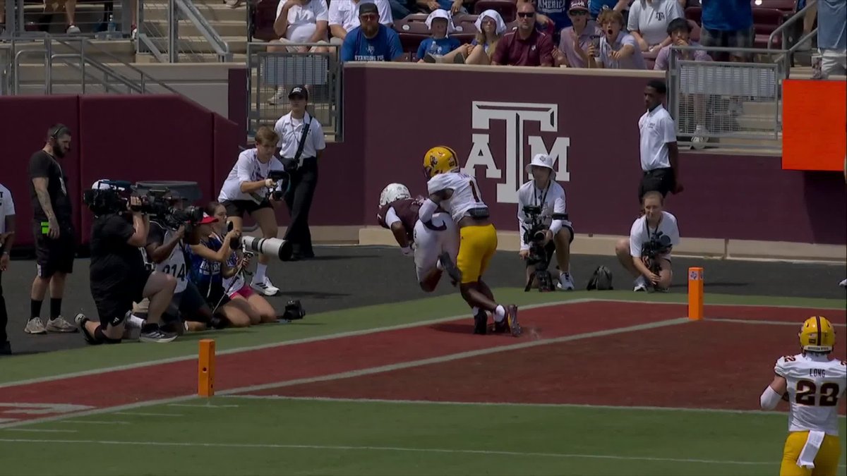 Marcel Reed throws a dot to Isaiah Horton to put the Aggies up by two scores 🎯