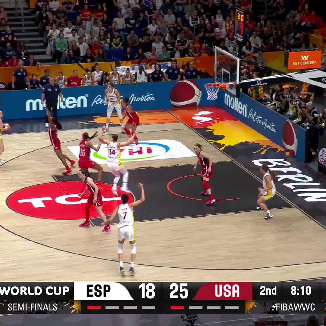 Iyana Martin is improvising a three, much needed for Spain 🪄 #FIBAWWC