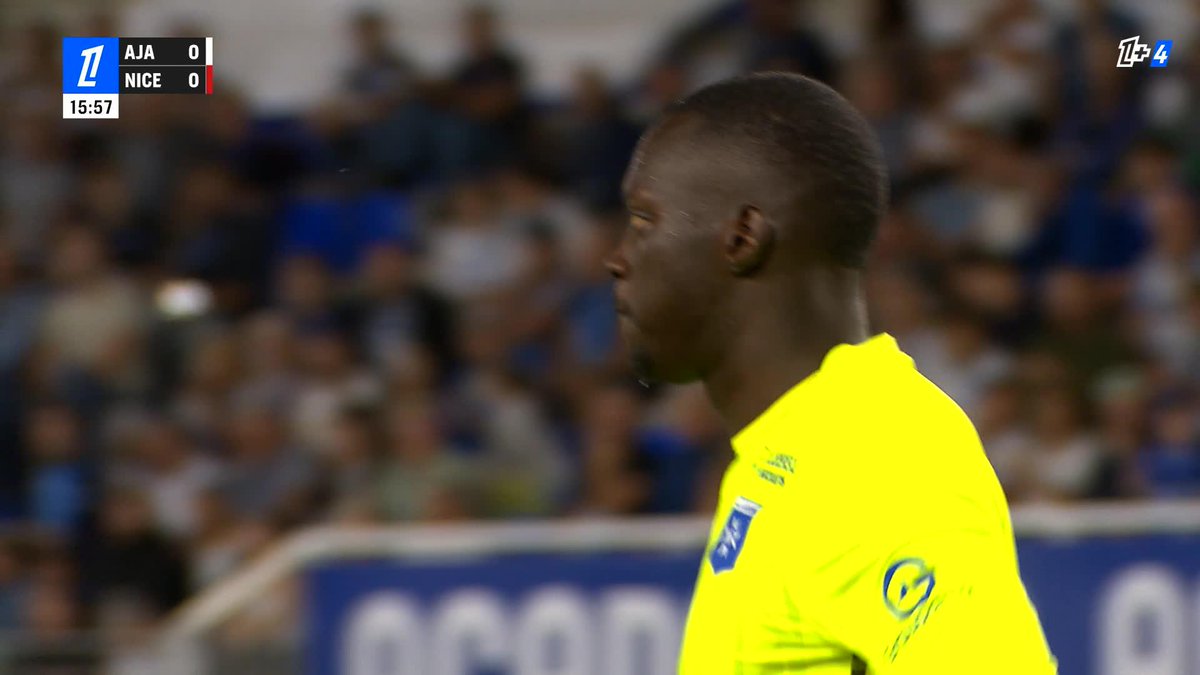 L'arrêt de la tête de Mamadou Diop 🤕 Heureusement, le portier de l'AJ Auxerre s'est relevé 💪 #AJAOGCN