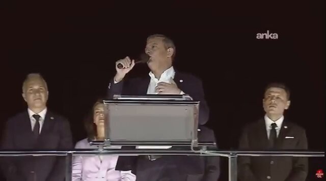#ÖzgürÖzel, Üsküdar mitinginde #MansurYavaş ile aynı sözü kullandı: “Şunu müjdelemek isterim. Artık bütün demokratların birleşme vakti gelmiştir. Ayrılıkta azap, birliktelikte rahmet vardır.”
