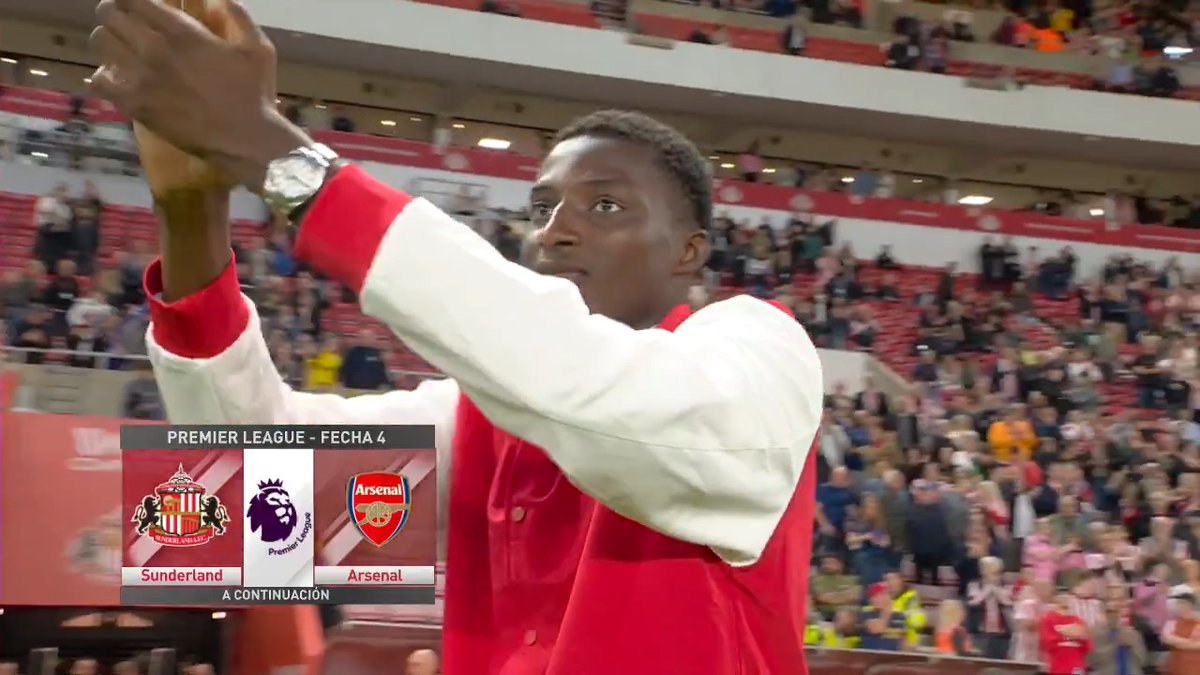 💪 ¡EN SU NUEVO CLUB! 🇪🇨 Juan Riquelme Angulo se presentó ante la afición de Sunderland, en la previa al duelo vs. Arsenal. 🙌 El delantero de 18 años se sumó al equipo, en el que compartirá con Nilson Angulo. 📺 Mira la 🏴󠁧󠁢󠁥󠁮󠁧󠁿 #PremierLeague en el Plan Premium de Disney+ Latinoamérica