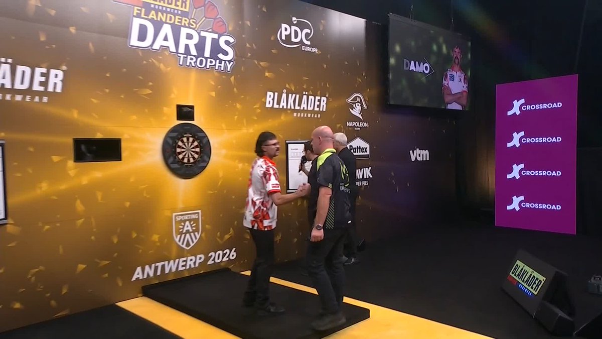 ANOTHER DECIDING LEG WIN FOR HETA! In a game with all holds of throw, Damon Heta comes out on top and beats Michael van Gerwen in yet another deciding-leg for the Australian! 📺 #ET13