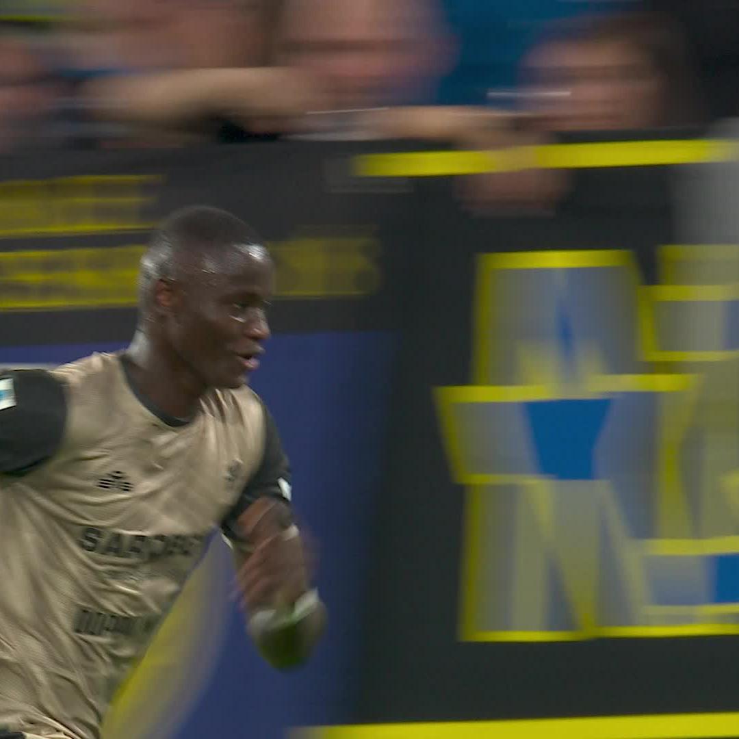 🚨🇸🇳 Paul Mendy (19) scores for Cagliari away from home against Atalanta and celebrates with the away fans! What a moment. 🥶