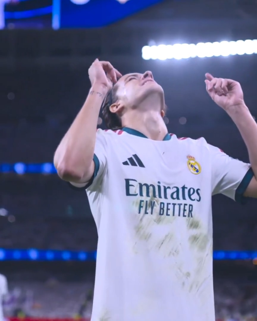 Carreras se suma a la fiesta en el Bernabéu.