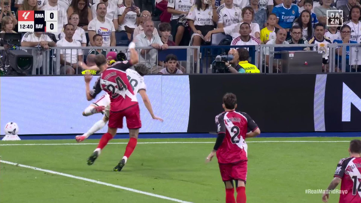 #Madrid #Rayo 🦵🏻 Carreras conduce balón y Lejeune con su entrada tratando de disputar el balón derriba al gallego. 📌 ES PENAL. 👮🏻♂️:✅️ 📺:✅️