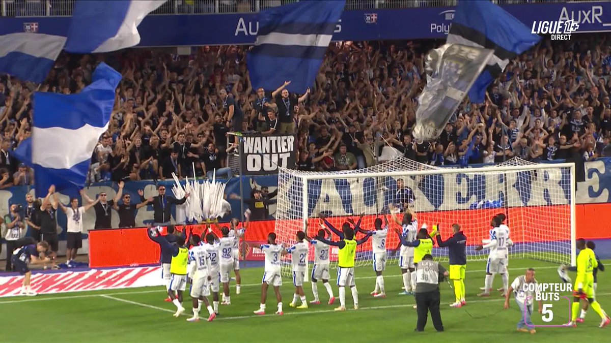 La magnifique communion des joueurs de l'AJ Auxerre avec son public 😍 Premier succès de la saison pour les hommes de Will Still 🫡 #AJAOGCN