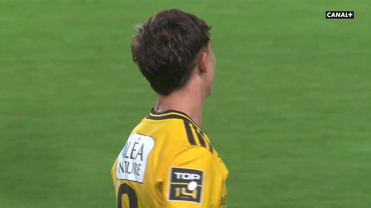 UN GESTE DE CLASSE 😍 À la fin du match, Baptiste Serin a félicité Valentin Bouju, qui disputait son premier match en TOP 14 à seulement 18 ans 🥺 #RCTSR