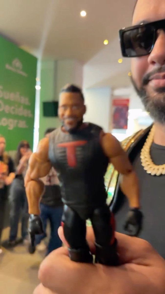 A YOUNG FAN HANDED TALLA TONGA HIS BROTHERS ACTION FIGURE, CONFUSING HIM FOR TANGA LOA 😭 He still signed it “You better sign your brothers action figure” “Do i sign my name or his?” LMFAOOOOOOO