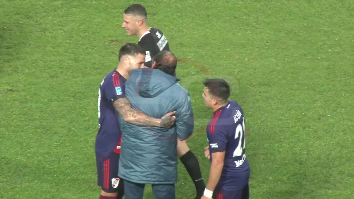 😄El Huevo y Ota, a pura risa con Falcioni luego de un choque casual entre el DT que estaba mal ubicado y el lateral izquierdo de River.