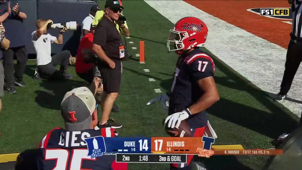 Charlie Becker 🤝 Collin Dixon The Illinois Football WR erupted for a first half hat trick of TDs hours after the Indiana star did the same. Relive Dixon's trio of TDs ⬇️