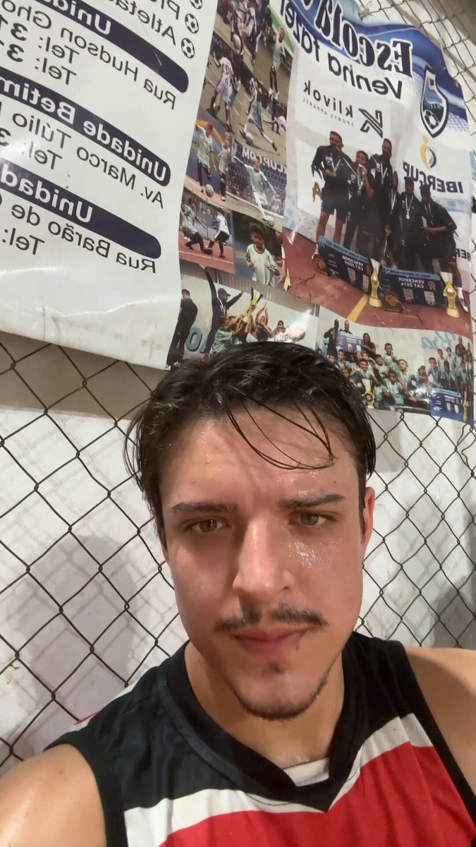 Jogando bola com o parça, pronto pra te drenar