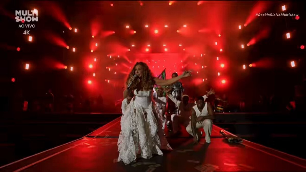 🚨DANIELA MERCURY LEVA A MANGUEIRA PRO ROCK IN RIO Baiana fez participação no show dos Gilsons ao lado do Olodum, e encerrou a apresentação cantando refrão do samba da Verde-e-Rosa pro carnaval 2027. A rainha do axé é uma das intérpretes do samba, em enredo que celebra Iansã.