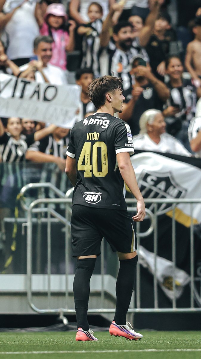 O primeiro do nosso zagueirão como profissional e o terceiro do Galo no jogo! Boa, Vitão! Pra cima deles, Cria! 👏⚽️