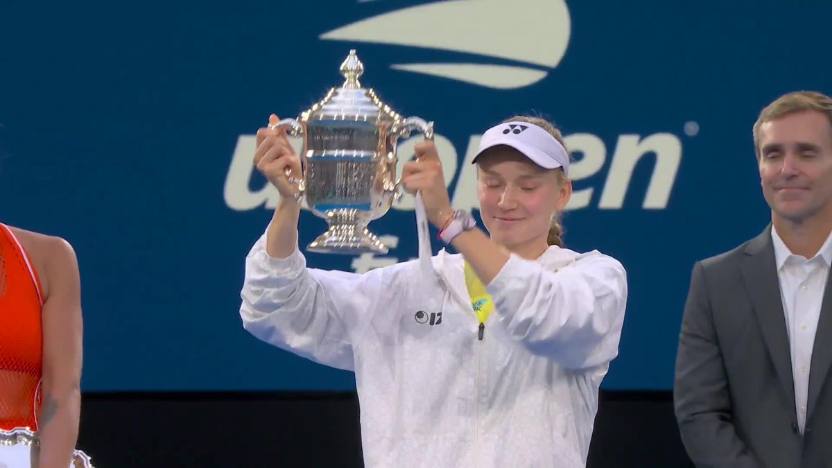 2006 champion Maria Sharapova presents Elena Rybakina with the US Open trophy! 🏆