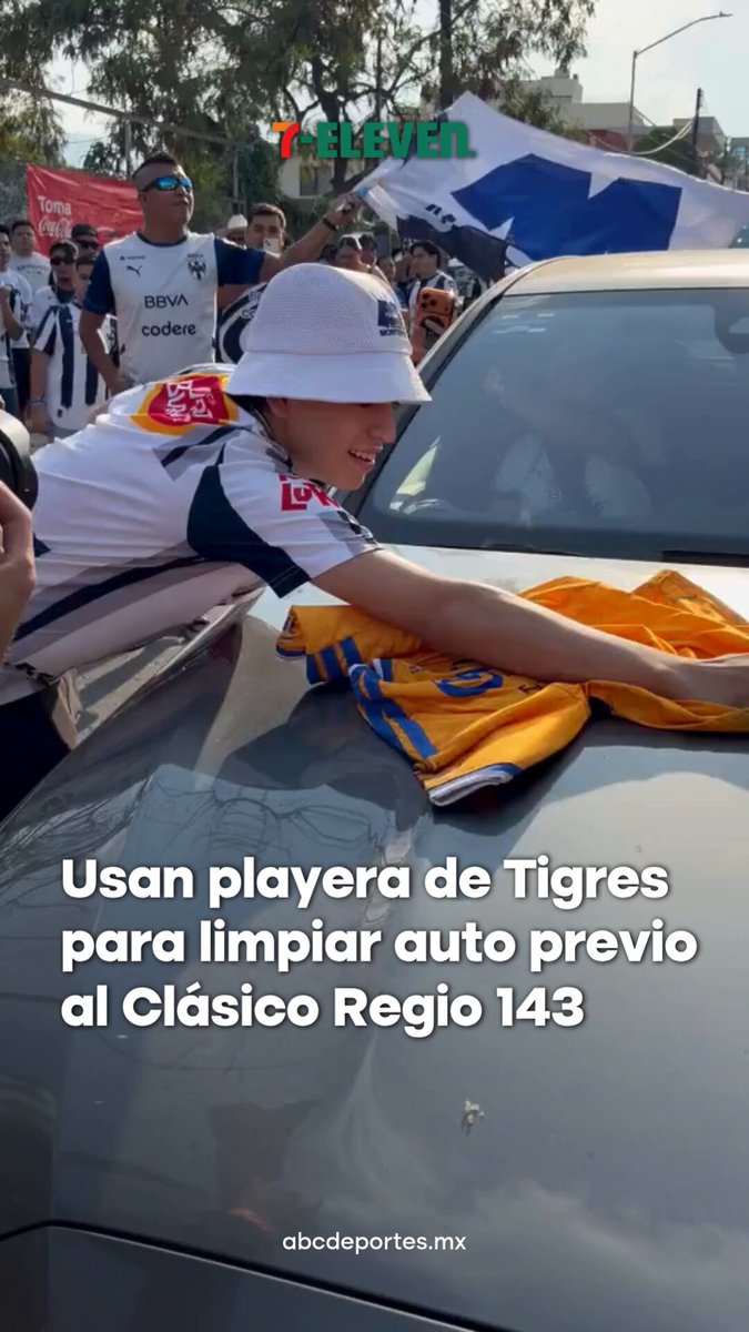 👀 Previo al recibimiento del autobús de #Rayados en el Clásico Regio 143, un aficionado albiazul utilizó una playera de 3Tigres para limpiar un automóvil y posteriormente la pisó. 📹 Juan Cruz