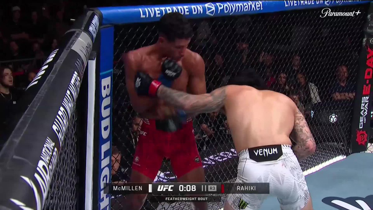 THE CROWD IS ON THEIR FEET 👏 WE HAVE A FIGHT OF THE YEAR CANDIDATE!! 📺 Paramount+