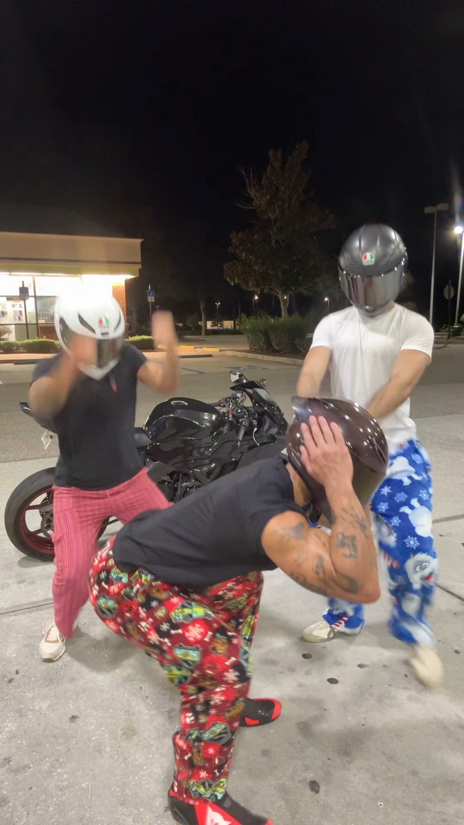 Who’s subway would you 💦 surf, left middle or right? 😁😏 Larping Moto papimoto