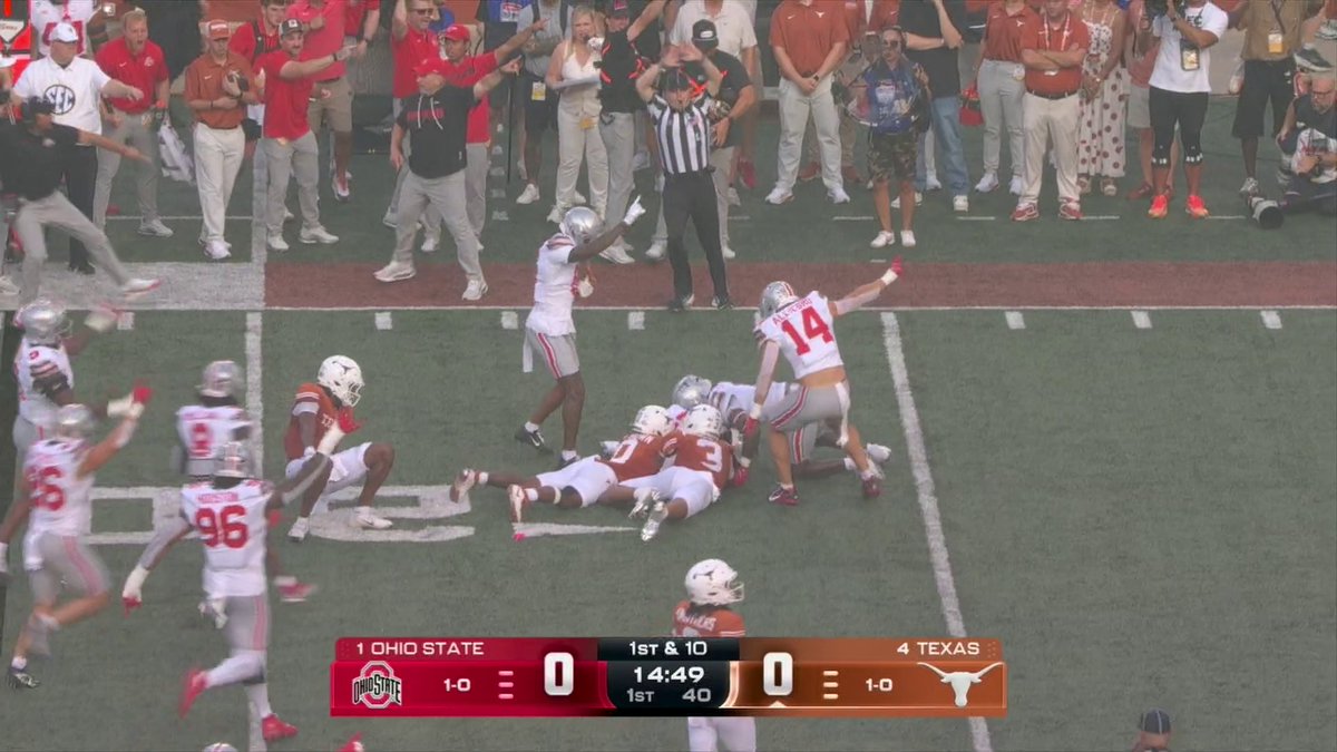 THE BUCKEYES PUNCH IT OUT ON THE FIRST PLAY OF THE GAME 🤯 Ohio State true freshman Jay Timmons gets the turnover!