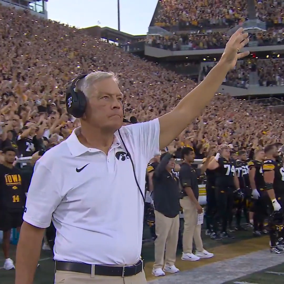One of the greatest traditions in college football. 💛 Kinnick Stadium turns to wave to the kids at the Stead Family Children’s Hospital. 👋