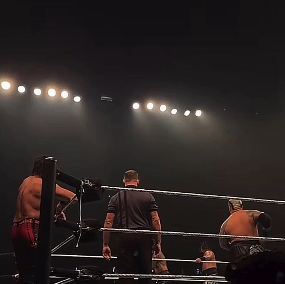JEY USO WAS GETTING UNREAL THINGS CHANTED AT HIM AND CLAPPED BACK BUT IN SPANISH 😭 #WWESantiago