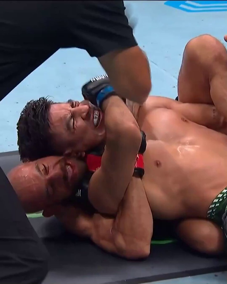 No way Jose 🐕🗣️ @JeanSilvamma96 finds the submission in RD3 to close out #NocheUFC! [ @ParamountPlus ]