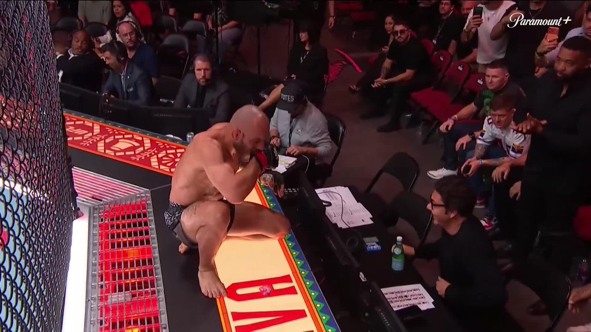 Jean Silva jumped the cage after his win, took off his gloves and gave them to Hunter Campbell Absolute madman 😭 #NocheUFC